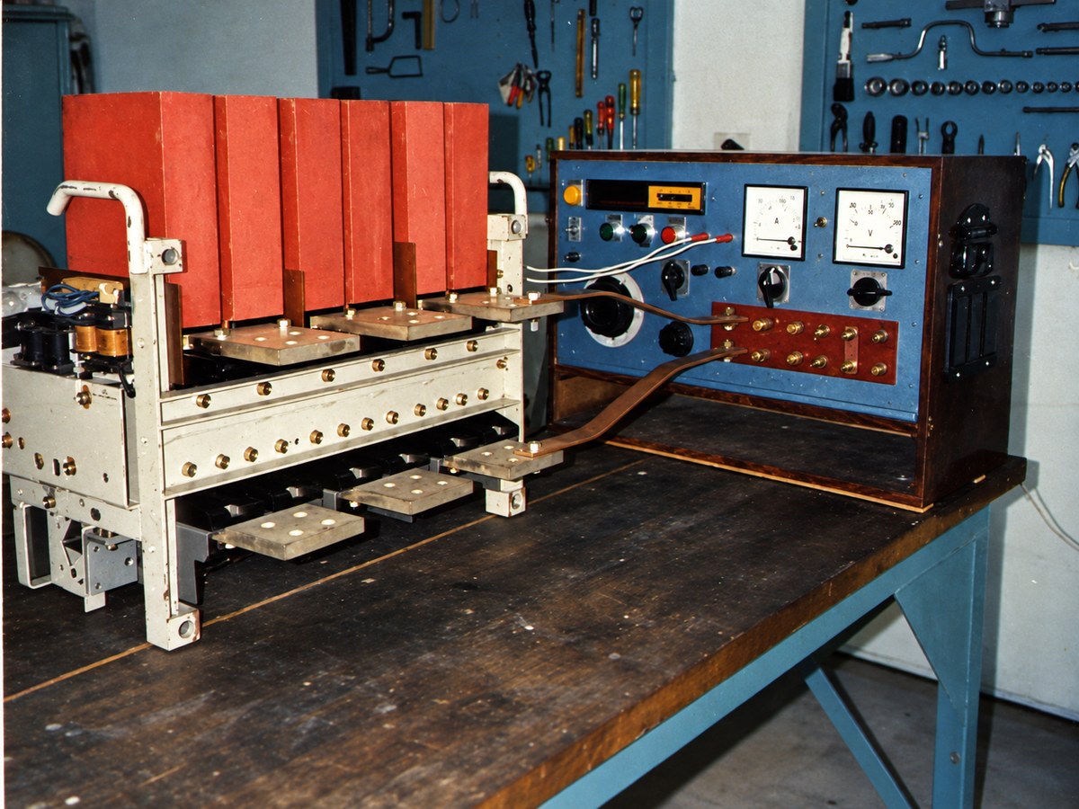 Taller de THOMSEN hacia 1995: interruptor de BT AEG ME conectado a un equipo de inyección primaria de fabricación propia, con el tablero de herramientas de fondo