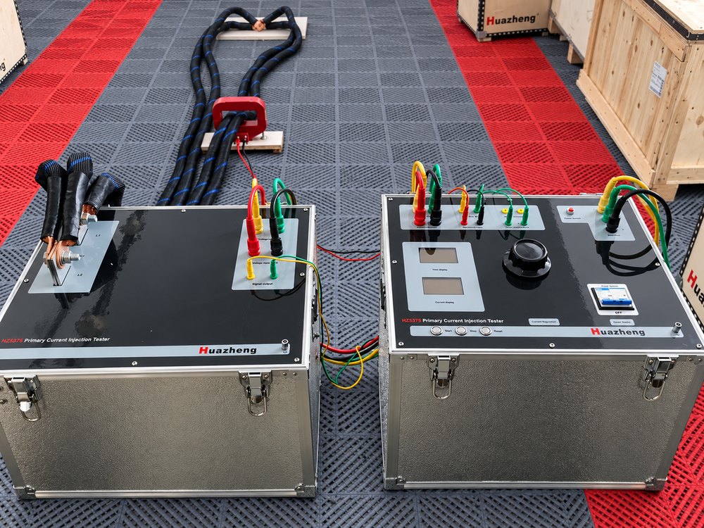 Equipo de inyección primaria Huazheng HZ5375: unidad de control y unidad de potencia con conductores de alta corriente y transformador de medida